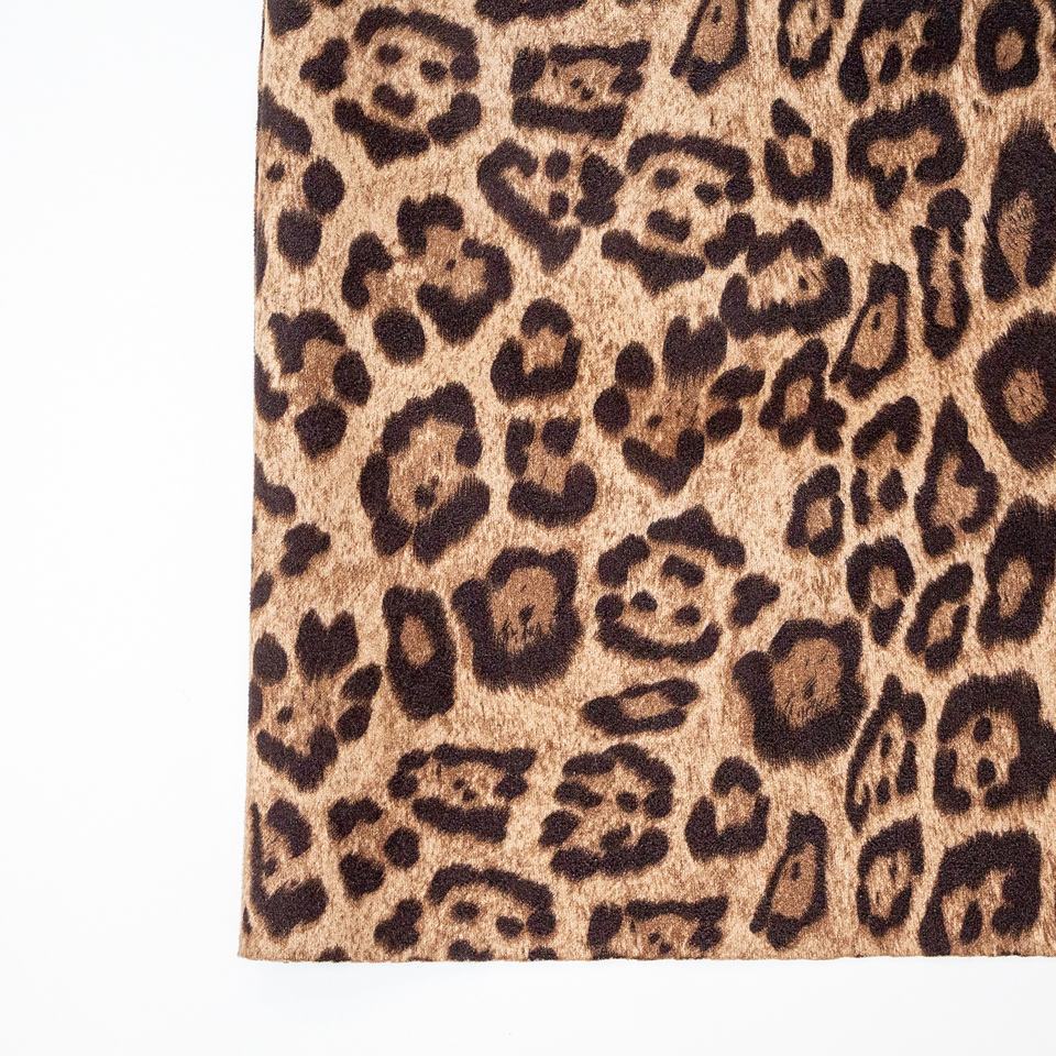 Trenchcoat – Leopard Print Design – Belted Waist – Elegant Winter Style