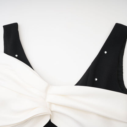 Sophisticated black dress with front bowknot detail and sparkling embellishments featuring a rear zip fastening Composed of 100% polyester