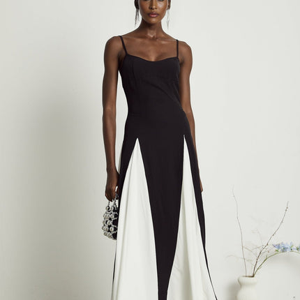 A long flowing plissé maxi dress named Sofie featuring contrasting colors