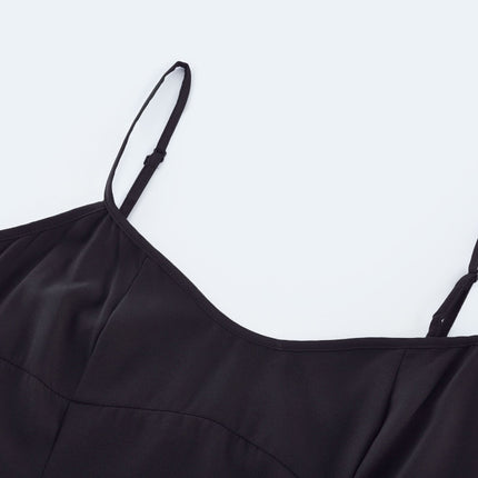 A long pleated maxi dress in contrasting colors named Sofie with a flowy silhouette and elegant design