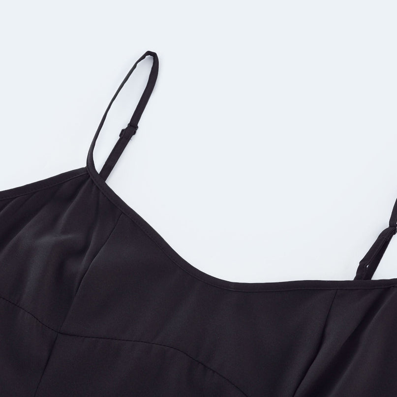 A long pleated maxi dress in contrasting colors named Sofie with a flowy silhouette and elegant design