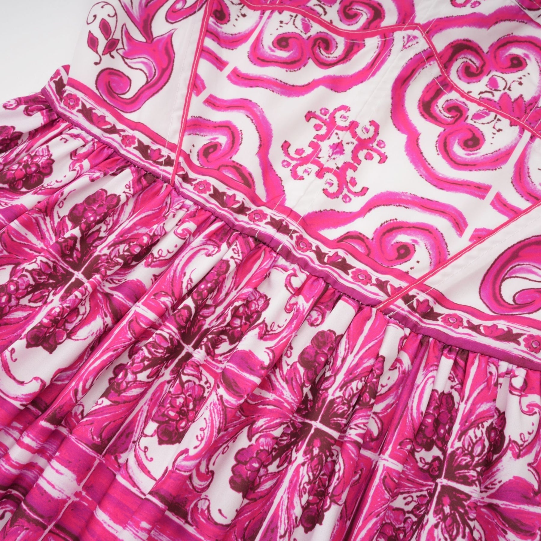 Pink sleeveless dress with a sweetheart neck and allover graphic print zip closure flared skirt minilength%