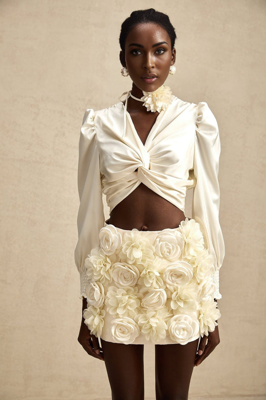 Alt text White short top with twist pattern and artificial flowers named Nouria