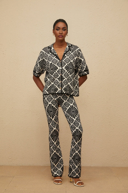 Black knitted jacquard shirt and trousers set with notched lapels and short sleeves