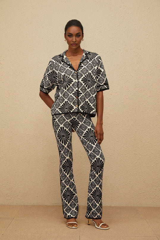 Black knitted jacquard shirt and trousers set with notched lapels and short sleeves