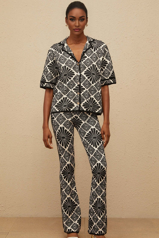 Black knitted jacquard shirt and trousers set with notched lapels and short sleeves