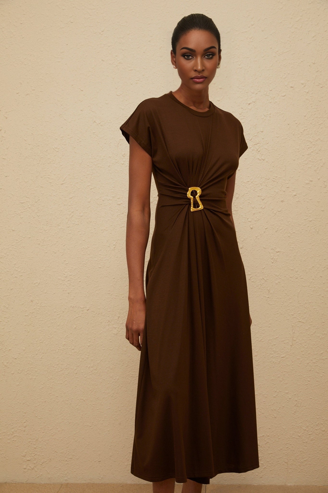Brown cap sleeve midi dress with gathered detailing and keyhole pin