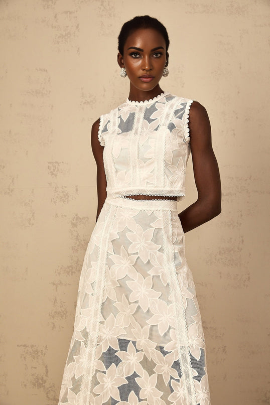Caterinella White Floral Embroidery Top Skirt Set Scallop Hem Cut-Out Design A-Line Silhouette Model-Worthy Fit Sleeveless Calf-Length Skirt Elegant Fashion