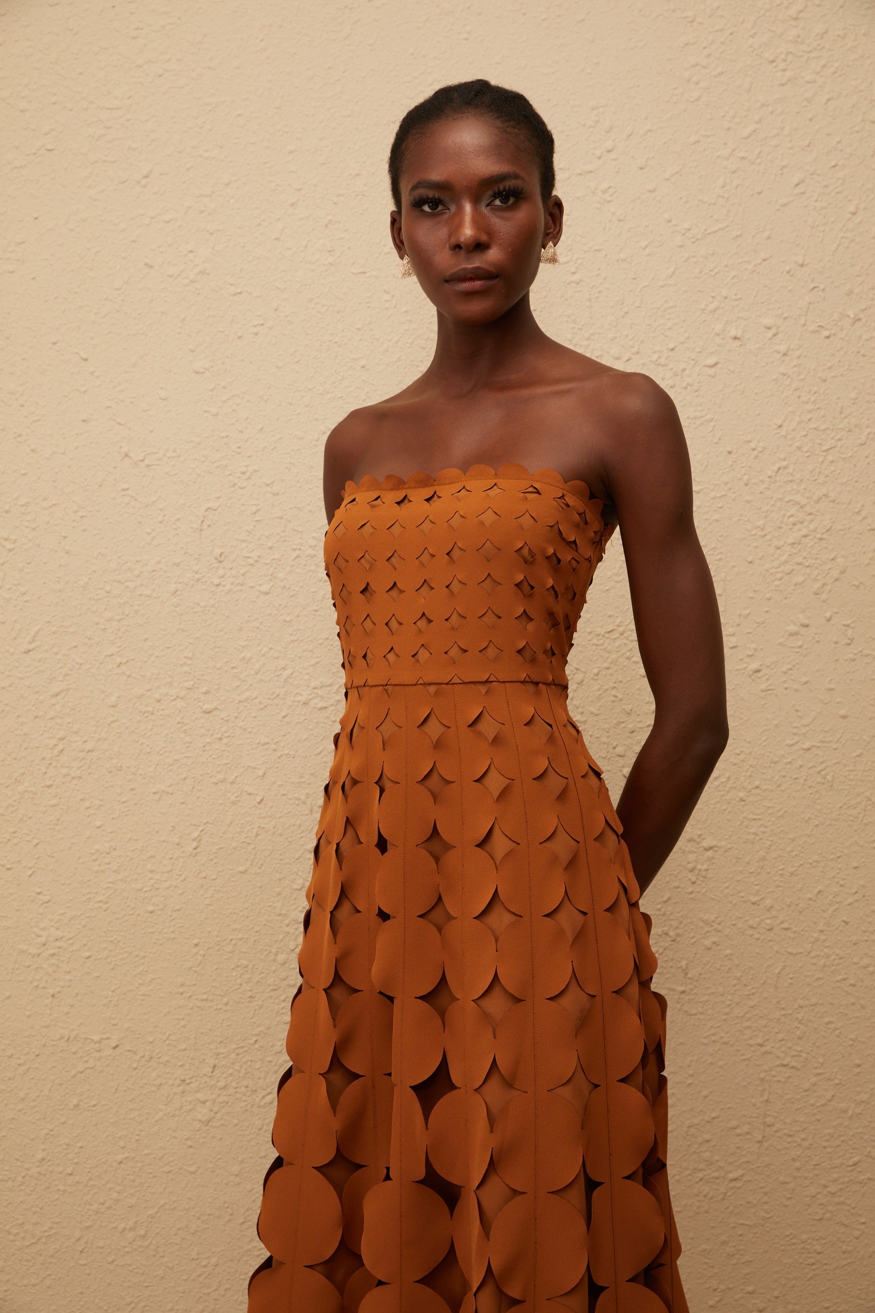 Daphné Brown Off Shoulder Scalloped Midi Dress