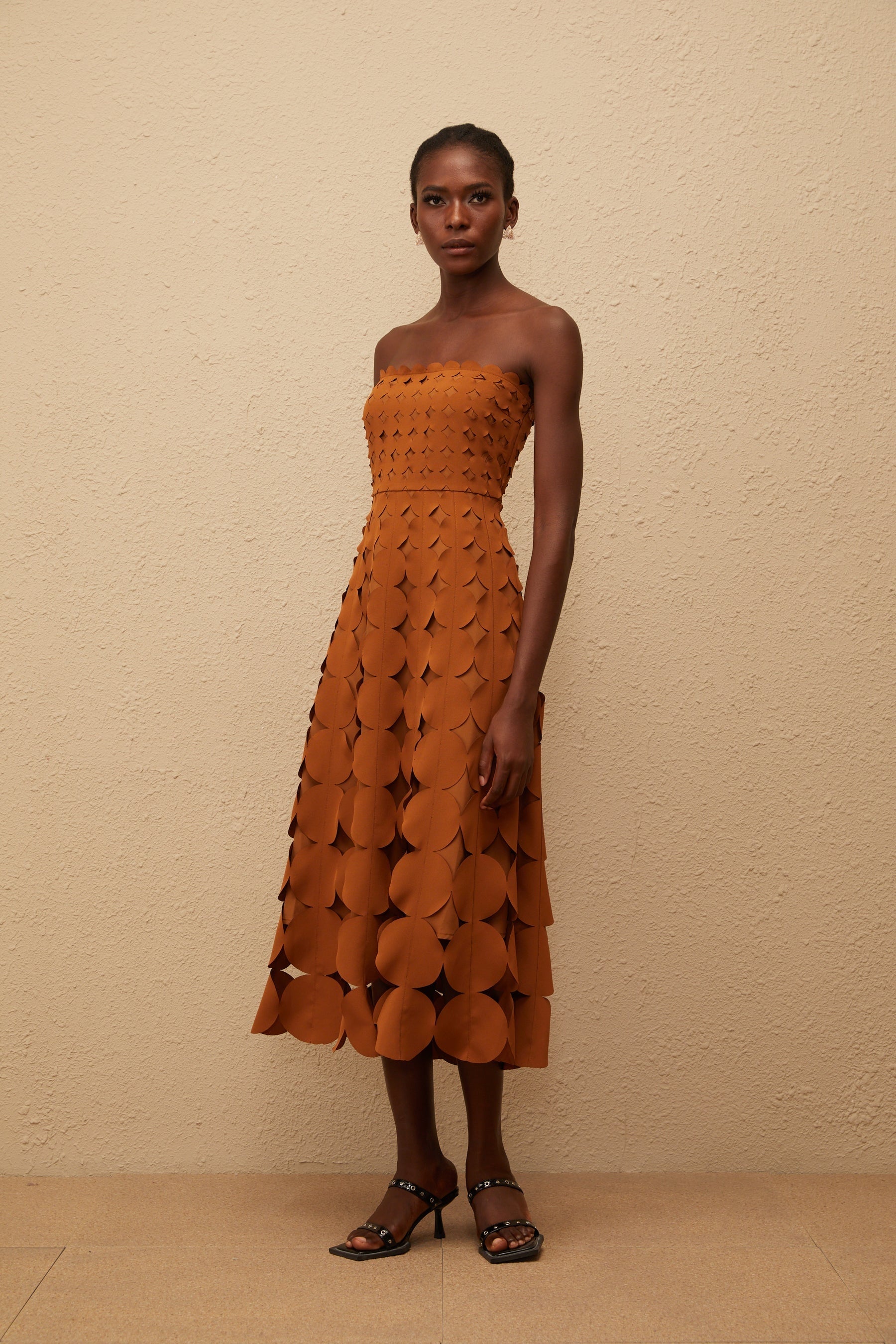 Daphné Brown Off Shoulder Scalloped Midi Dress