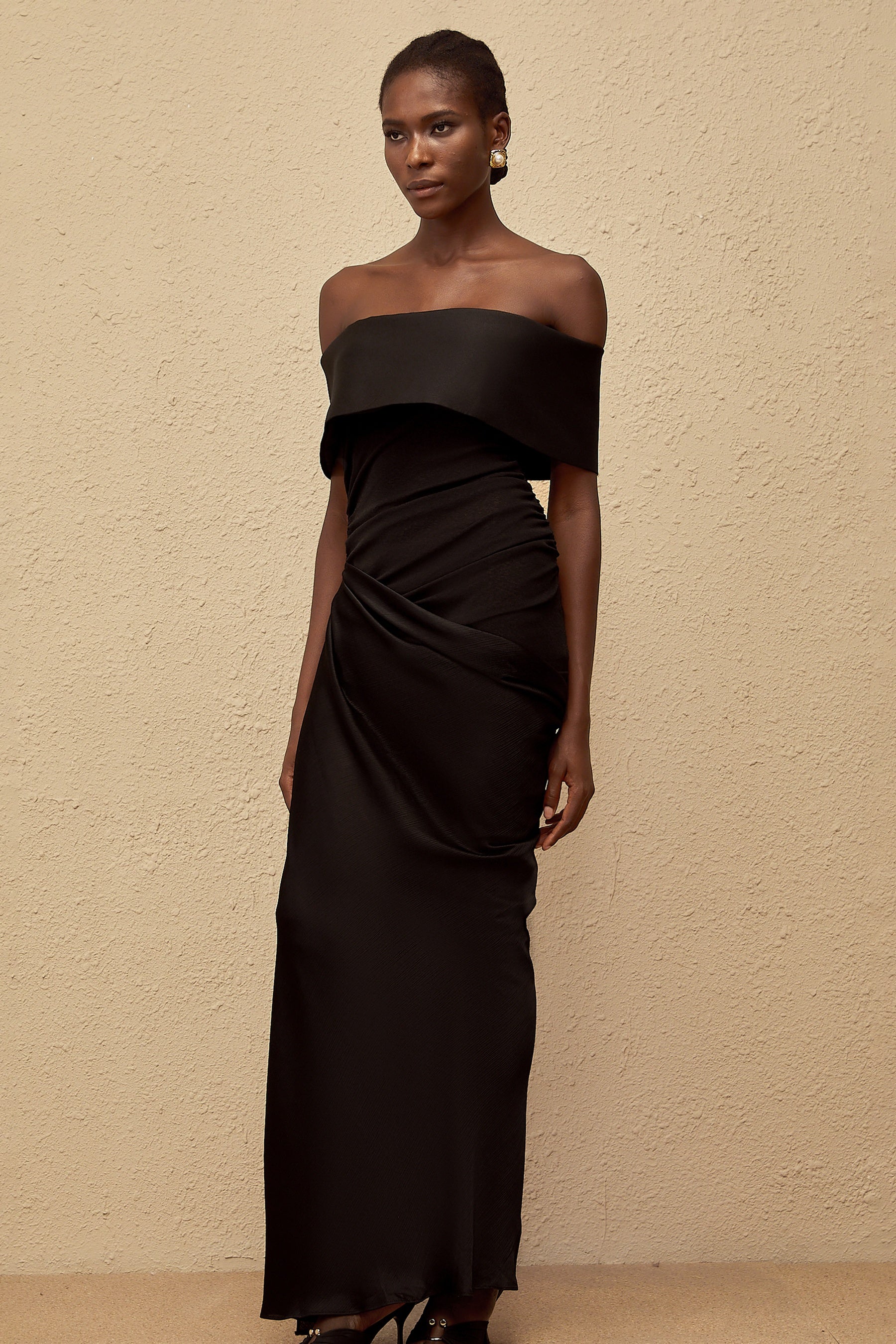 Éther Black OffShoulder Satin Maxi Dress