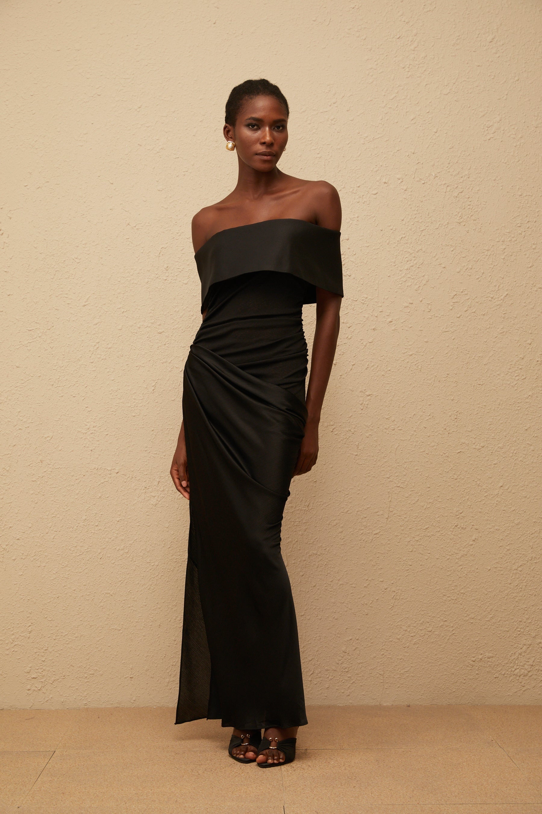 Éther Black OffShoulder Satin Maxi Dress