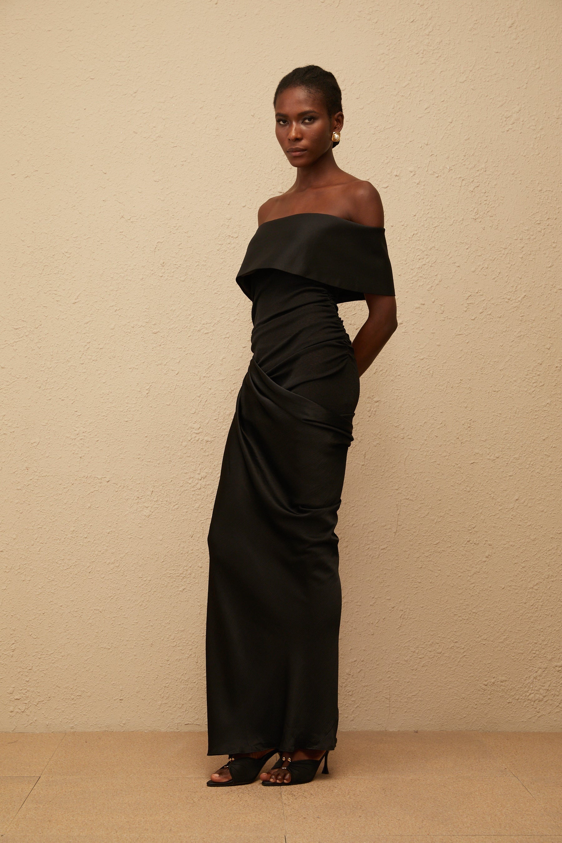 Éther Black OffShoulder Satin Maxi Dress