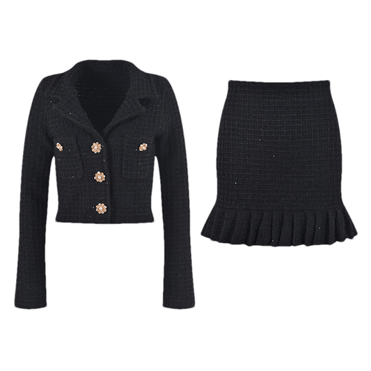A chic black skirt in thigh length pleated at the edge with a waffleknit texture