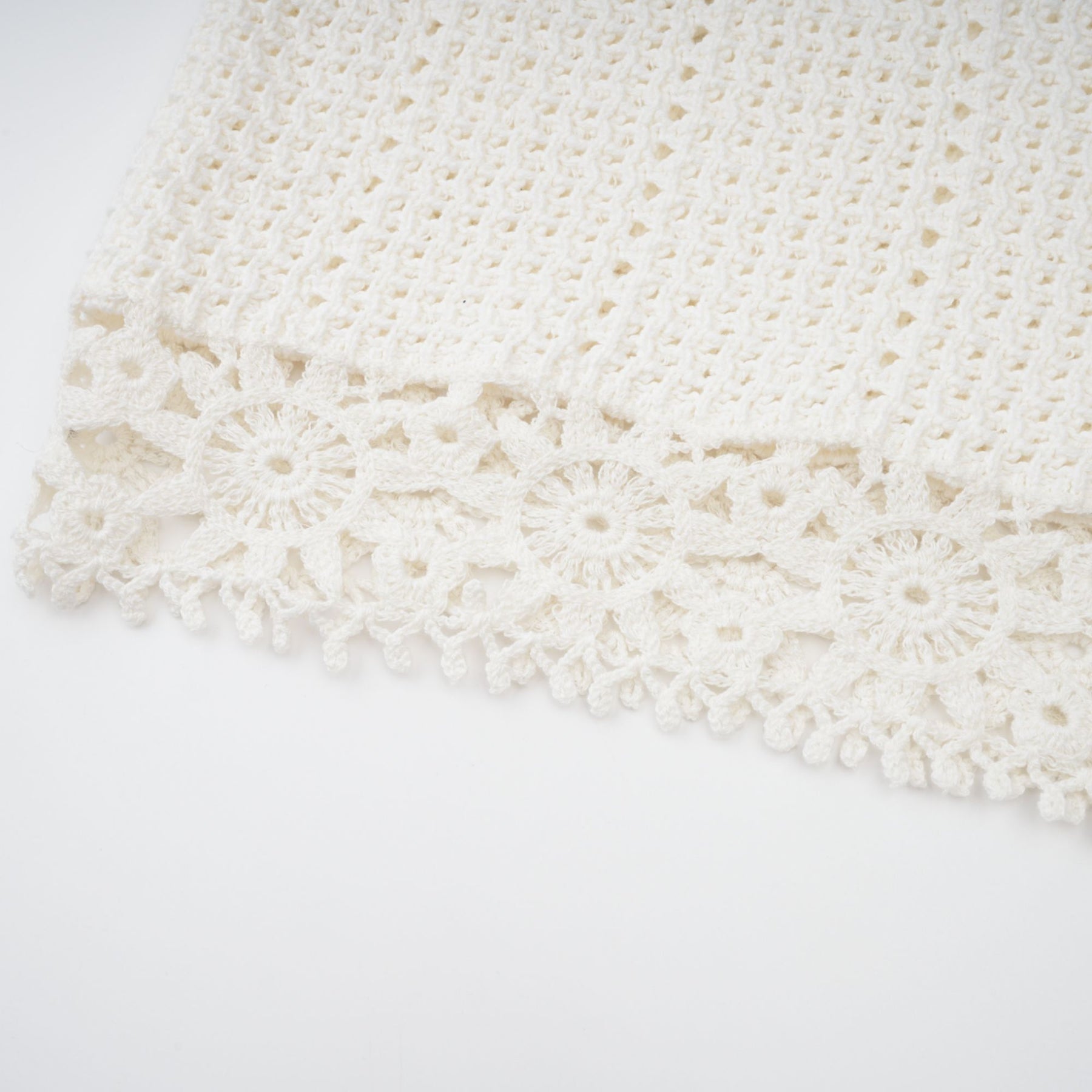 Gisèle White Floral Appliqué Crochet Knit TwoPiece Top and Shorts Set