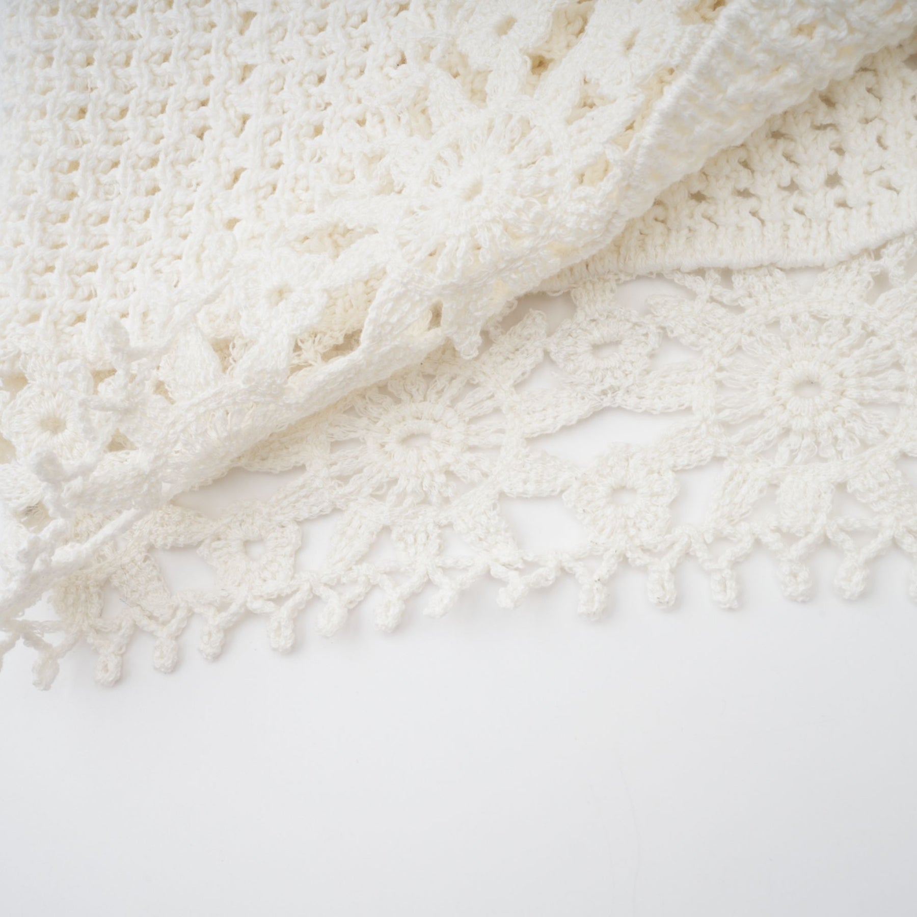 Gisèle White Floral Appliqué Crochet Knit TwoPiece Top and Shorts Set