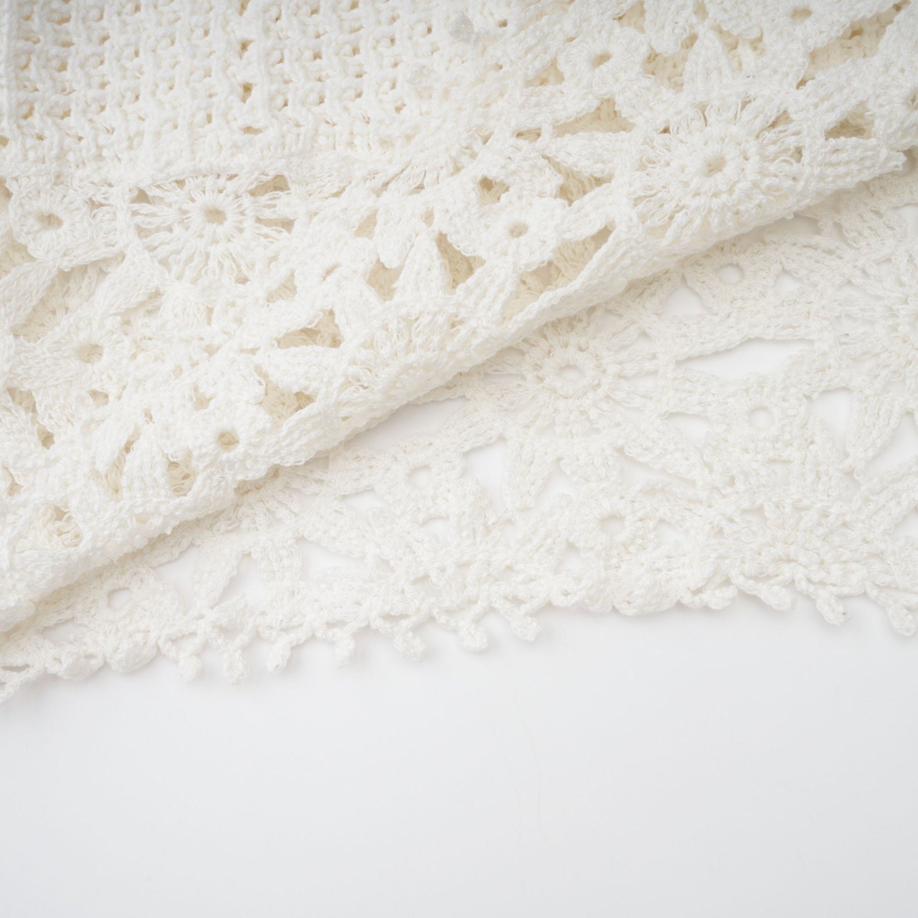 Gisèle White Floral Appliqué Crochet Knit TwoPiece Top and Shorts Set