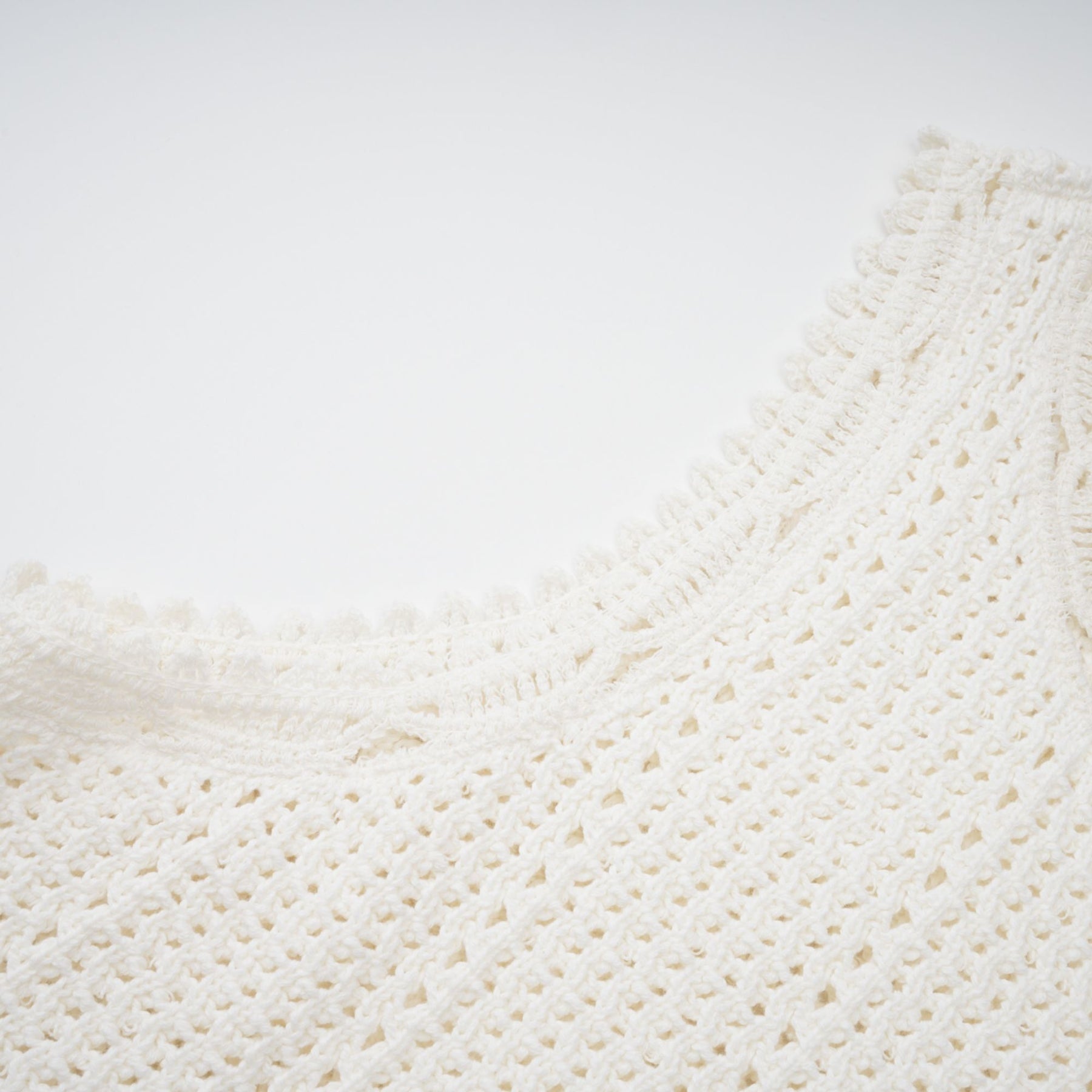 Gisèle White Floral Appliqué Crochet Knit TwoPiece Top and Shorts Set