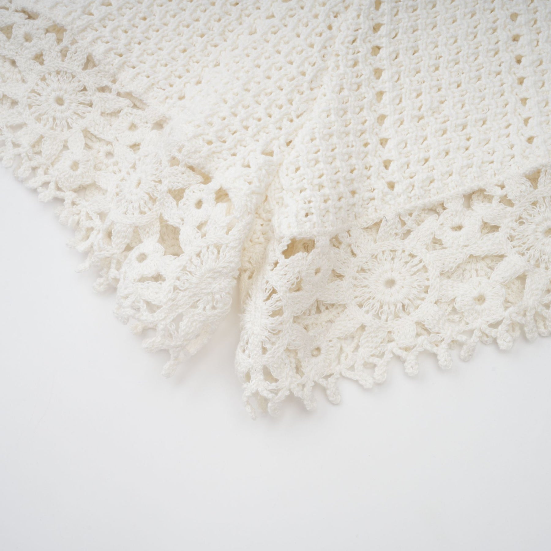 Gisèle White Floral Appliqué Crochet Knit TwoPiece Top and Shorts Set