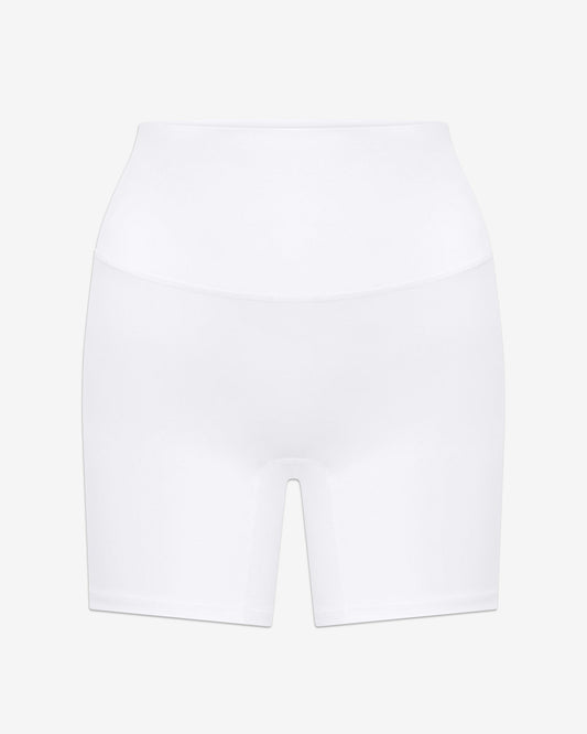 High - waisted stretch shorts with scrunch detail, 5 inseam - White