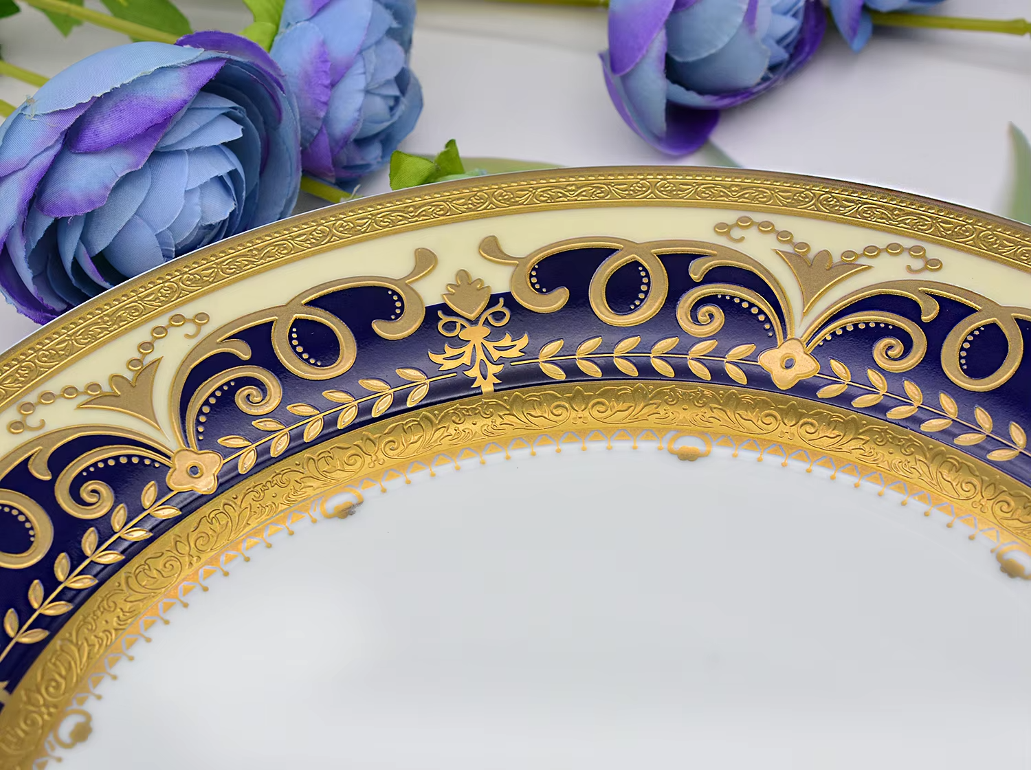 Luxury Porcelain Dinnerware & Tea Set – 24k Embossed – Service For 12 Jacqueline van Hoef