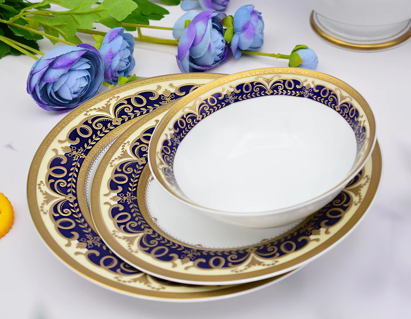 Luxury Porcelain Dinnerware & Tea Set – 24k Embossed – Service For 12 Jacqueline van Hoef