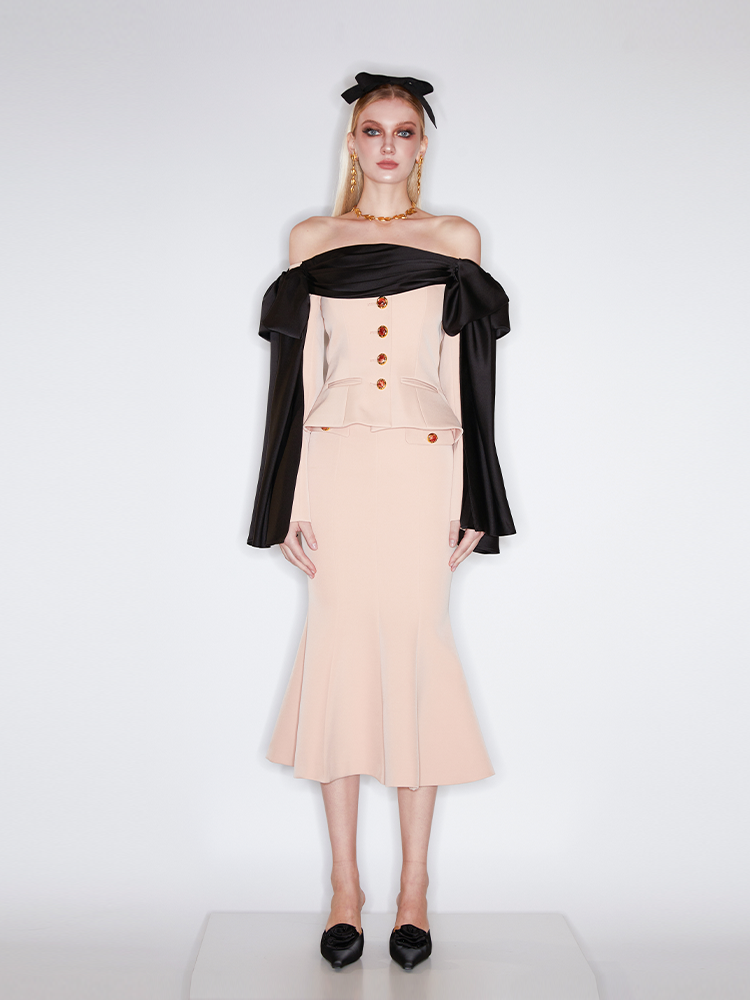 Beige high-waisted skirt with a fishtail silhouette, decorative gold-tone buttons, and structured details for an elegant and refined look.