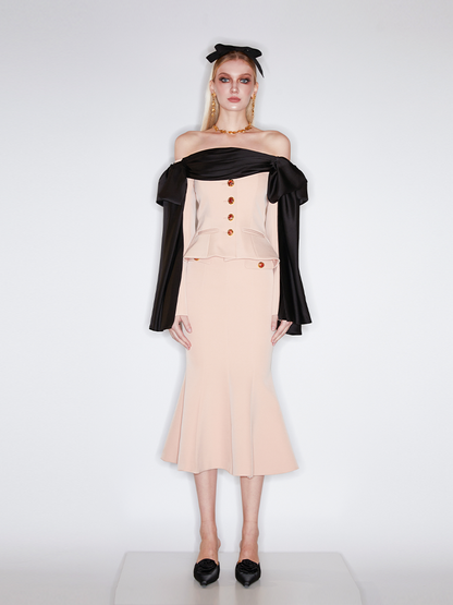 Beige high-waisted skirt with a fishtail silhouette, decorative gold-tone buttons, and structured details for an elegant and refined look.