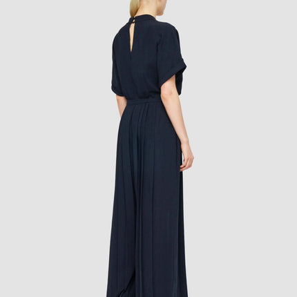 Jenna wearing modisches navy blue dress with flared sleeves and V-neckline