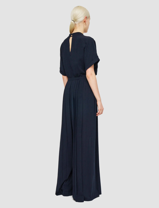Jenna wearing modisches navy blue dress with flared sleeves and V-neckline