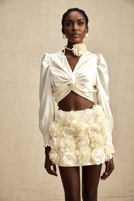 Kurzes weisses Oberteil mit gedrehtem Muster und dekorativen Kunstblumen namens Nouria