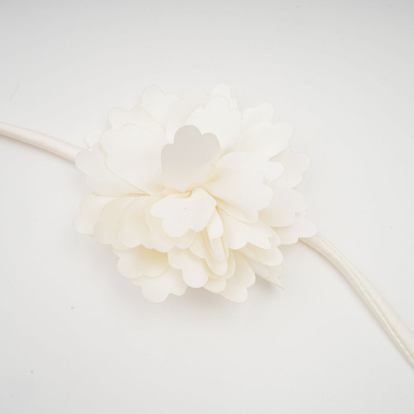 Kurzes weisses Oberteil mit gedrehtem Muster und dekorativen Kunstblumen Nouria Modell