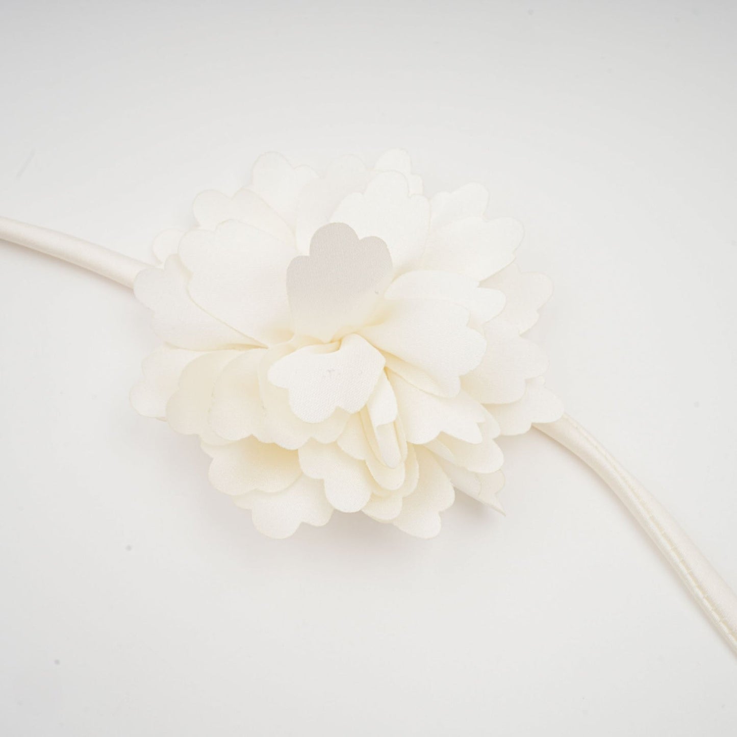 Kurzes weisses Oberteil mit gedrehtem Muster und dekorativen Kunstblumen Nouria Modell