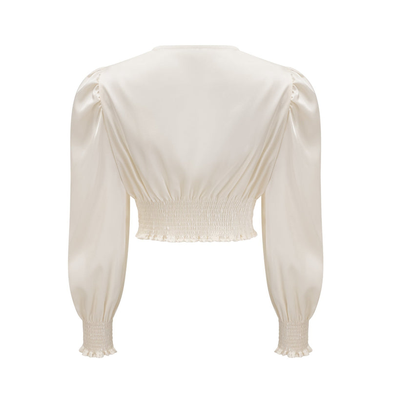 Kurzes weisses Oberteil mit gedrehtem Muster und dekorativen Kunstblumen