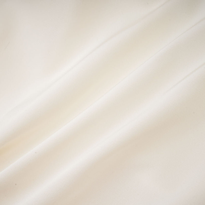 Kurzes weisses Oberteil mit TwistMuster und dekorativen Kunstblumen