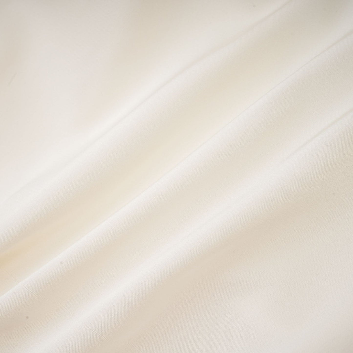 Kurzes weisses Oberteil mit TwistMuster und dekorativen Kunstblumen