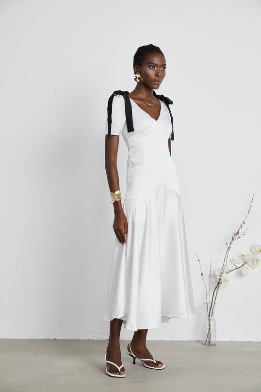 Mary White and Black Maxi Dress with V-neck and puff sleeves in 100% Polyester fiber