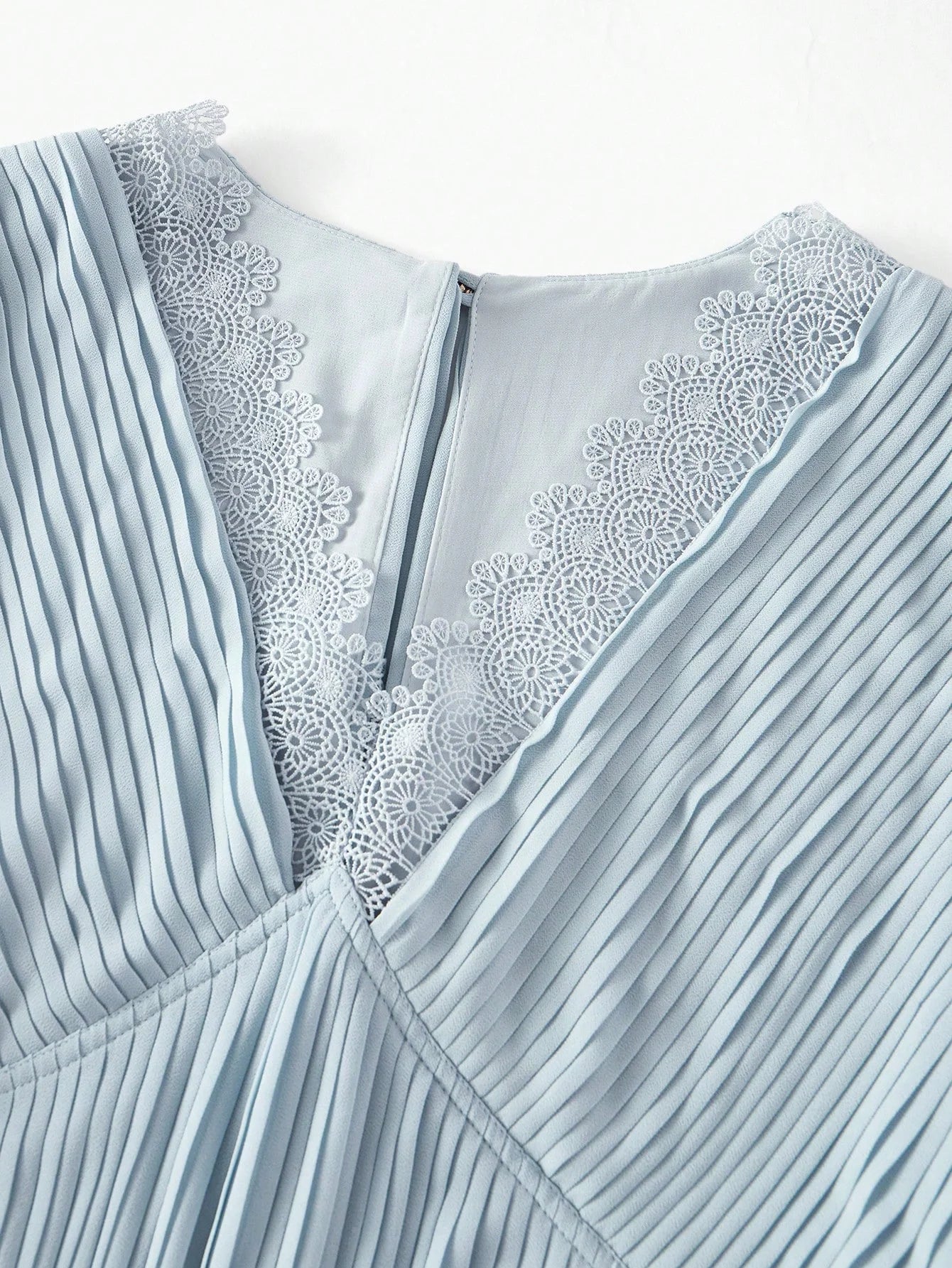 PREMIUM CONTRAST LACE PLEATED DRESS