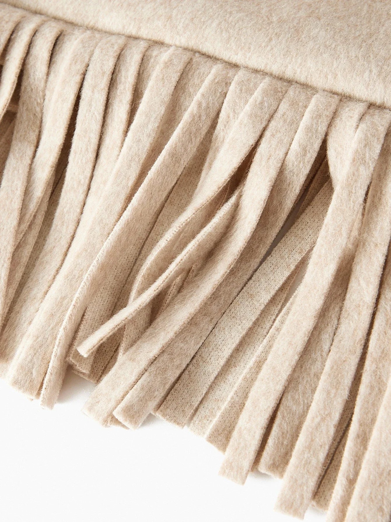 PREMIUM FUZZY TRIM DECORATED BUTTON ELEGANT AND SOPHISTICATED FAUX FUR CLOAK