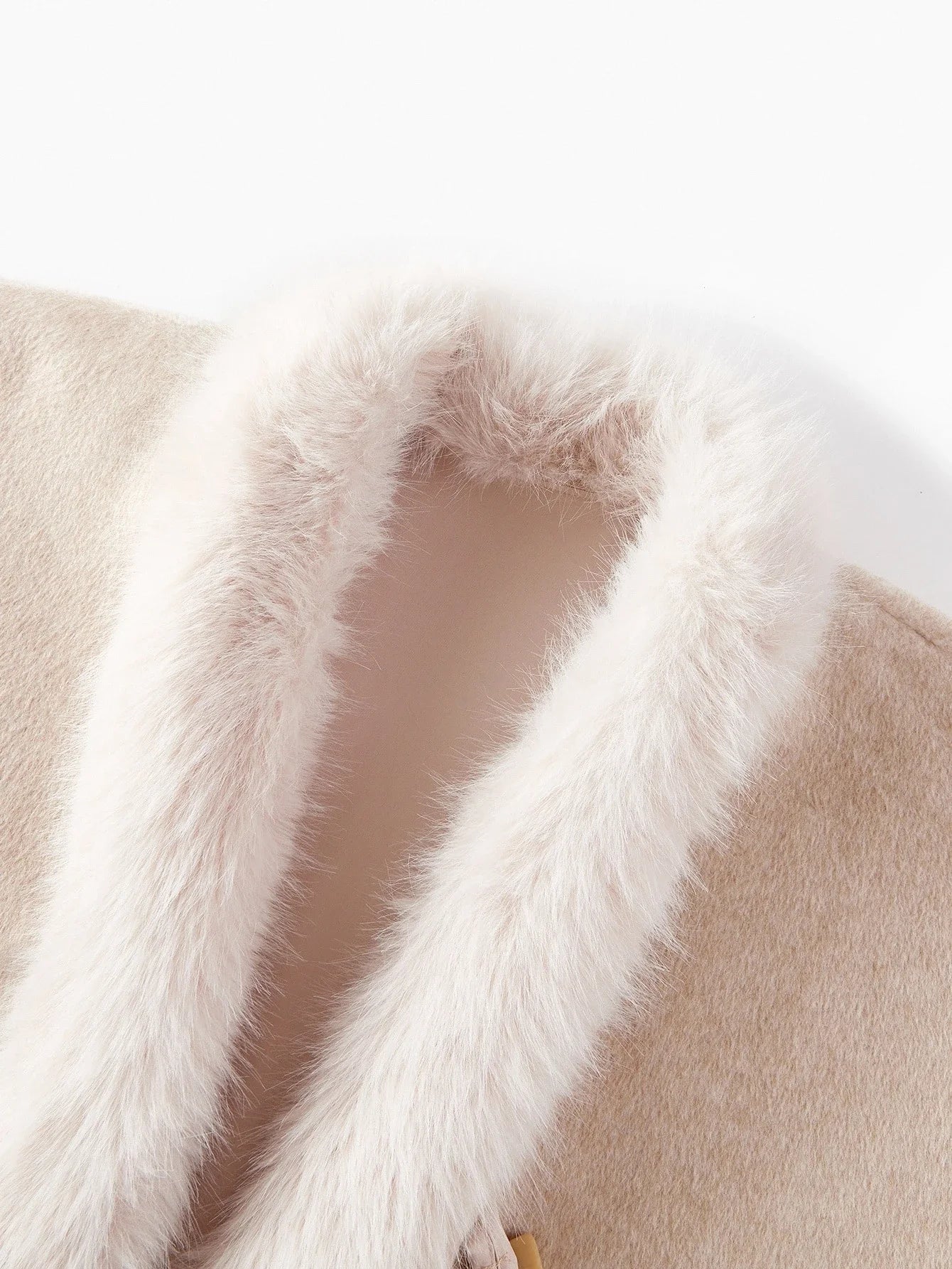 PREMIUM FUZZY TRIM DECORATED BUTTON ELEGANT AND SOPHISTICATED FAUX FUR CLOAK