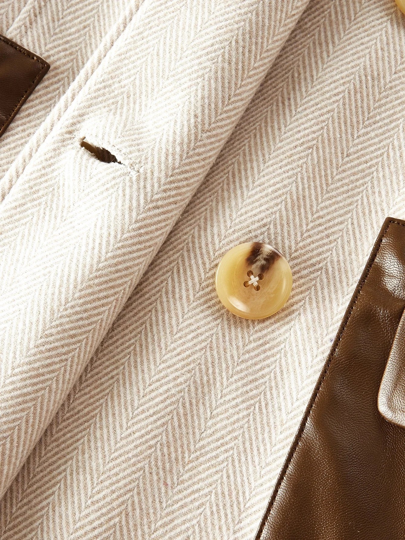 PREMIUM WOOL HERRINGBONE PRINT CONTRAST FUZZY COLLAR DOUBLE BREASTED PLACKET FLAP POCKET BELTED