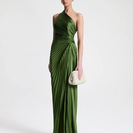 Rosanna wearing a modisches green dress with stand neckline and natural waistline, exuding chic sophistication and timeless elegance