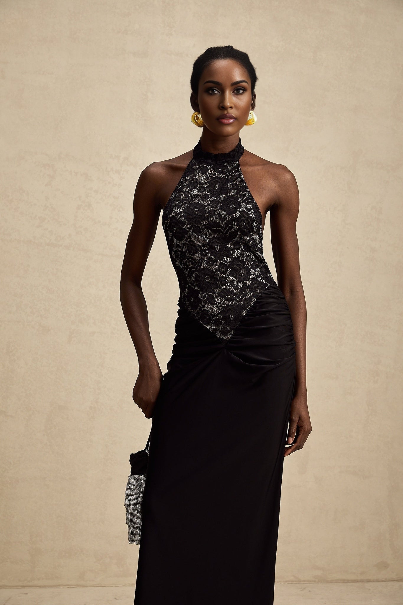 Schwarzes Maxikleid mit Neckholder Ausschnitt und Blumenspitzenmuster langer fliessender Rock Camille Kollektion