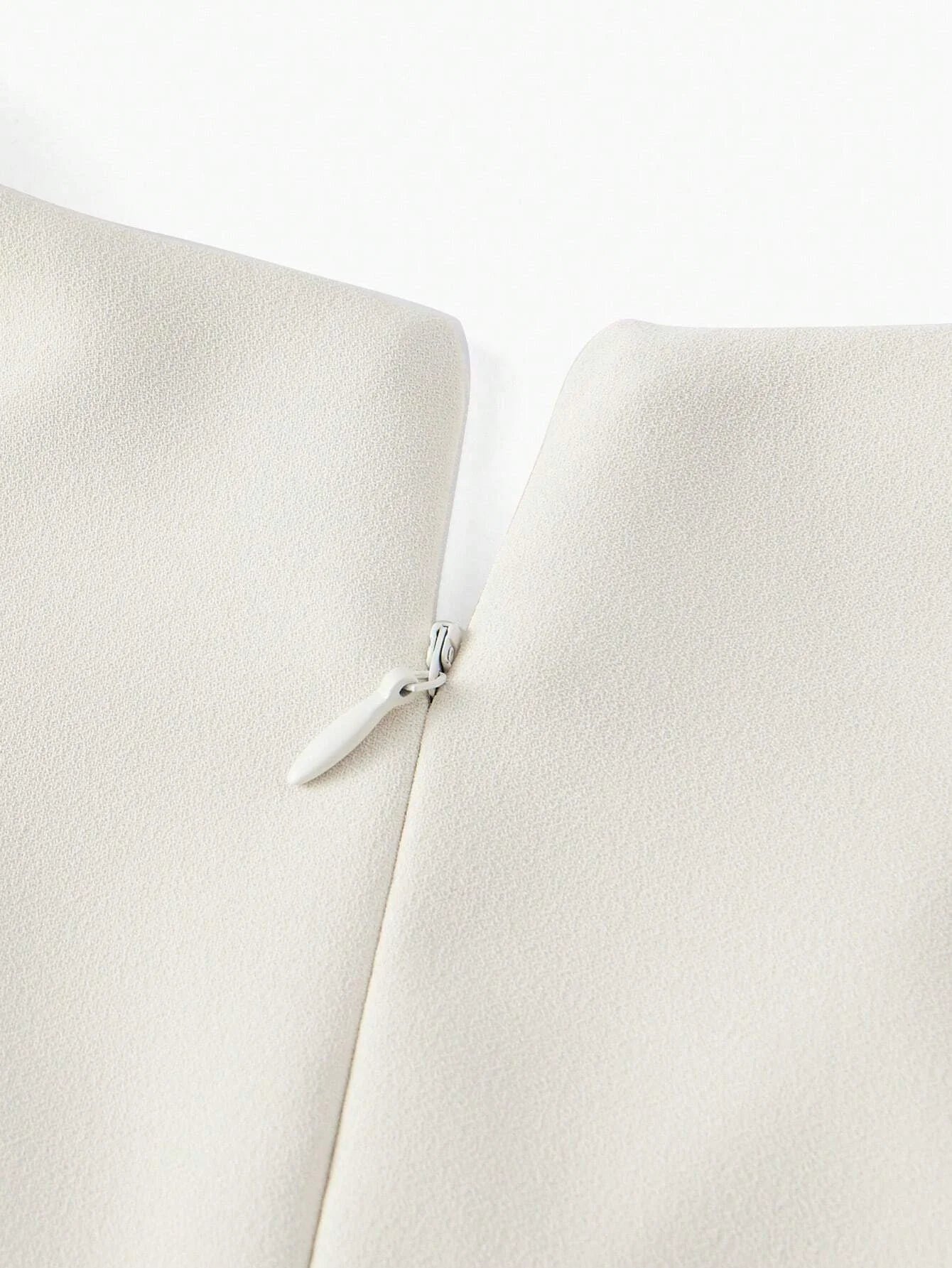 Soiréza SEQUIN FLORAL PATTERN VNECK CUTOUT WAIST COCKTAIL DRESS