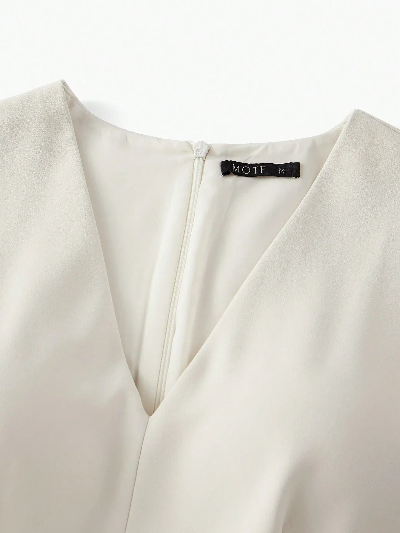 Soiréza SEQUIN FLORAL PATTERN VNECK CUTOUT WAIST COCKTAIL DRESS