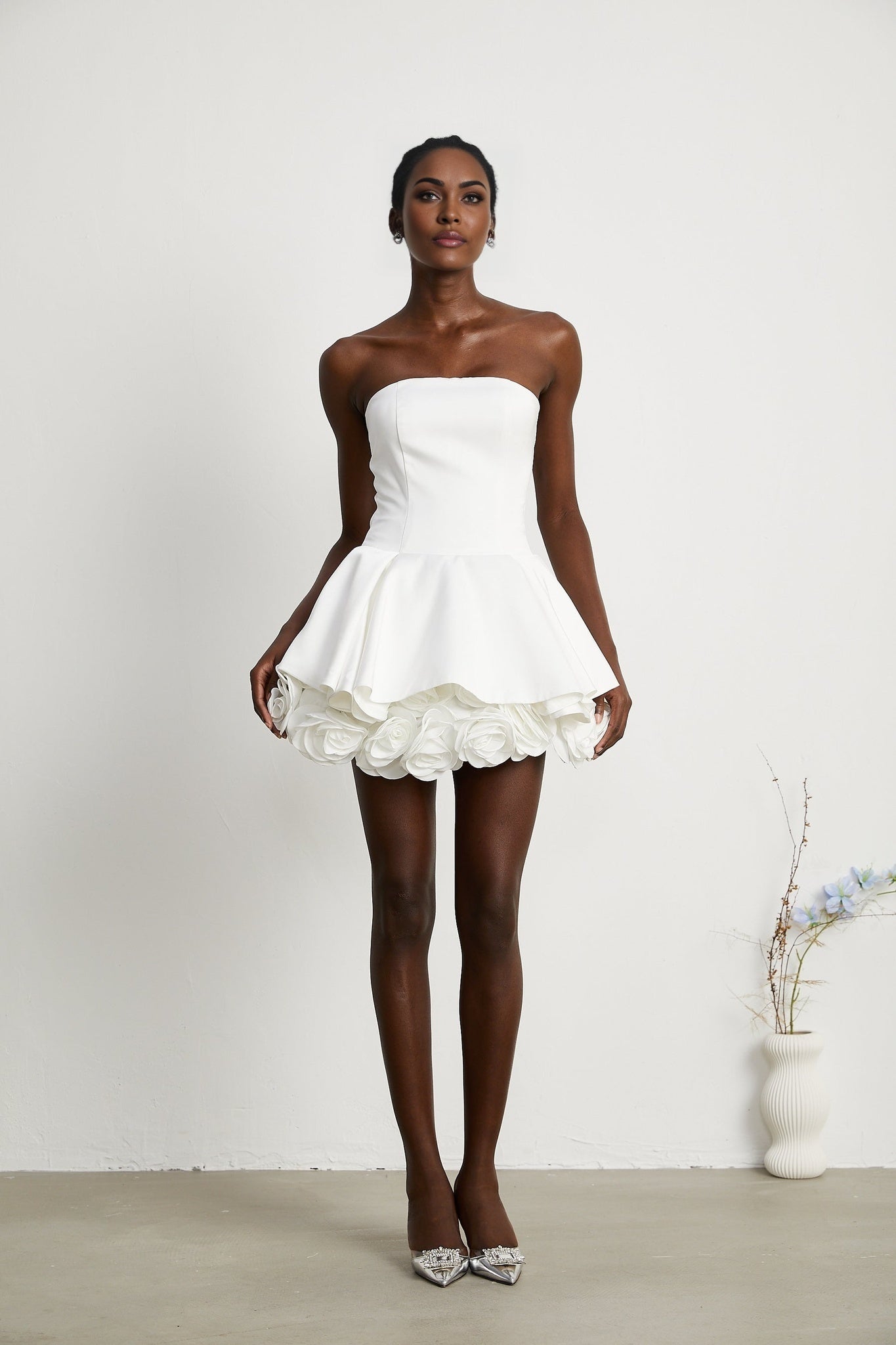 Trägerloses weisses Minikleid im Korsettstil mit Blütenblattdetails namens Lucie