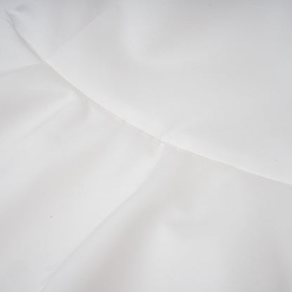 Trägerloses weisses Minikleid mit Korsettschnürung und aufgenähten Blütenblättern als Dekoration