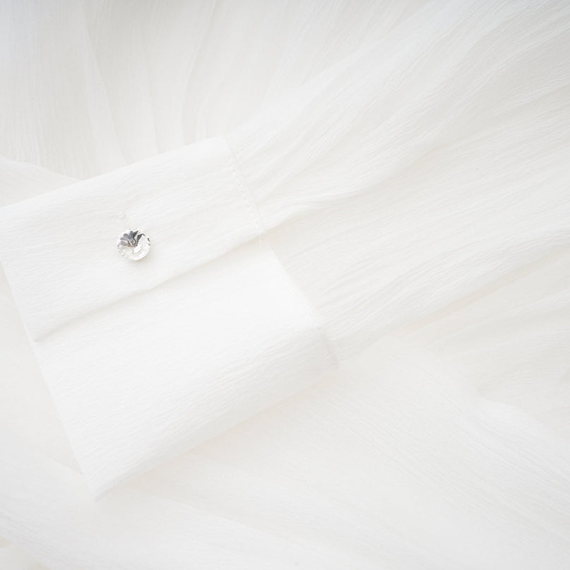 Weisses Mini Hemdkleid mit Rueschendetails an Aermeln und Saum namens Renee