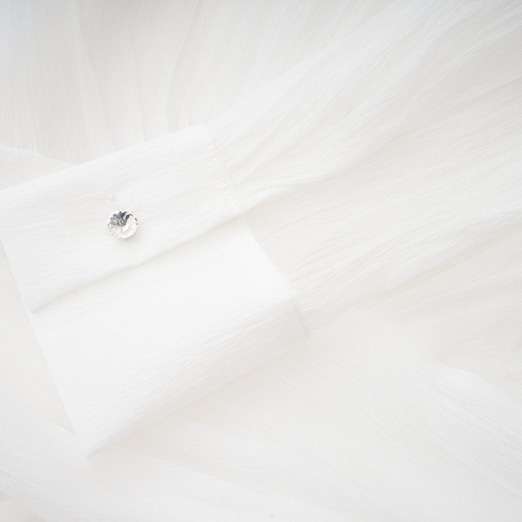 Weisses Mini Hemdkleid mit Rueschendetails an Aermeln und Saum namens Renee