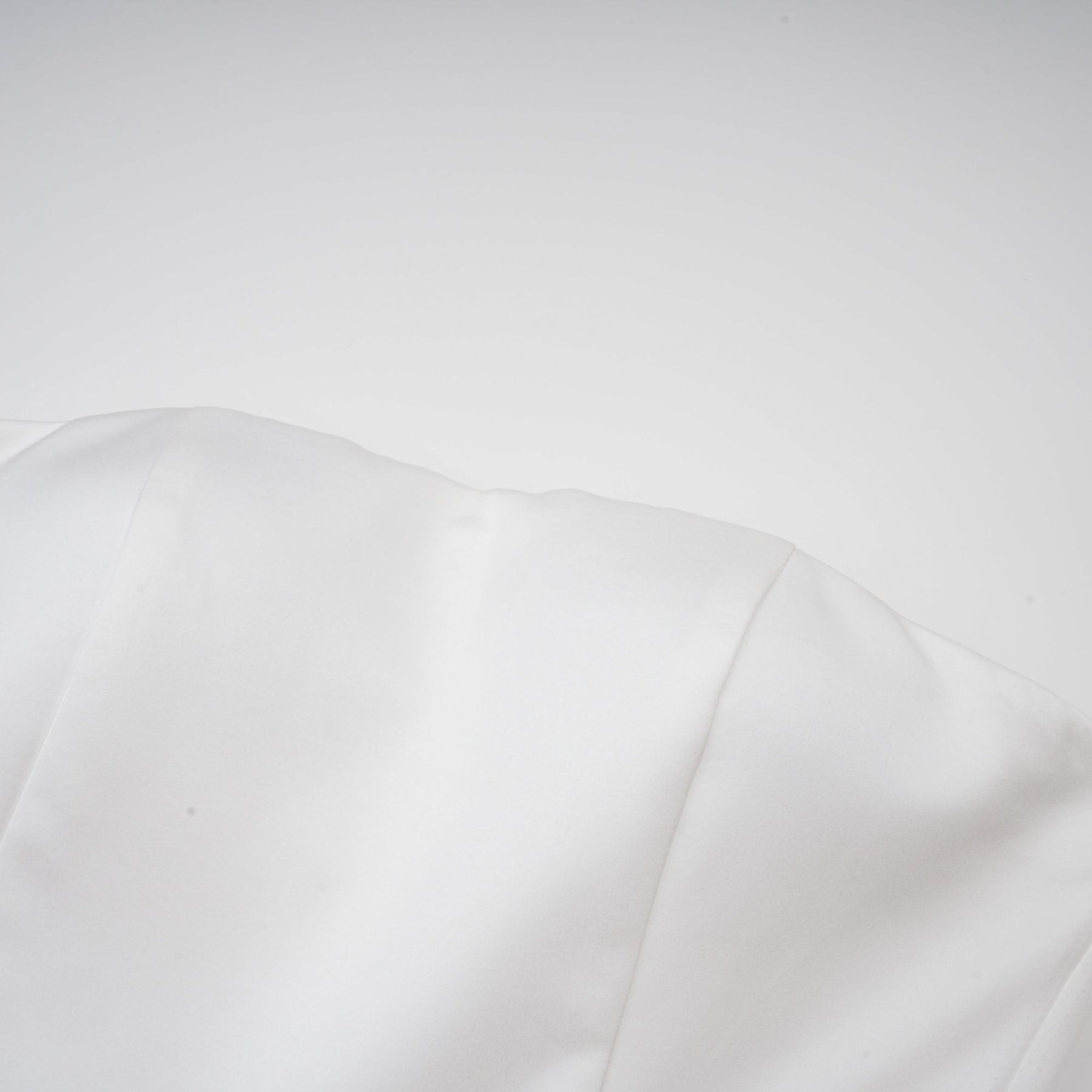 Weisses trägerloses Minikleid mit Korsettschnürung und Blütenblätterverzierung